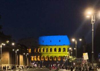 Il Colosseo illuminato con i colori della bandiera Ucraina
