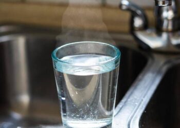 Bere acqua calda fa bene? Falsi miti e (pochi) benefici, le risposte