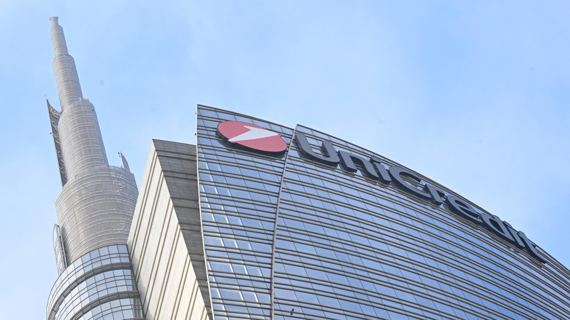 A Orcel nel 2025 16,4 milioni, bonus in azioni di 11,8 milioni