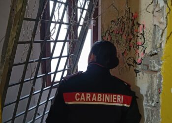 Sgomberato immobile occupato e usato come base spaccio, arrestato 15enne