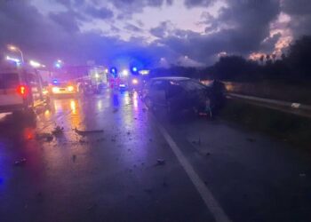 Auto sbanda e sbatte su guardrail, bilancio è di un morto e un ferito