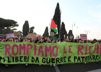 Corteo a Roma per l’8 marzo, ‘Disarmiamo il patriarcato’