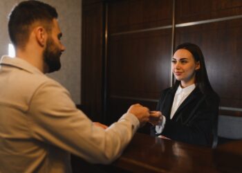 Aumenti da 700 euro a famiglia, cresce l’inflazione in Italia spinta dal turismo