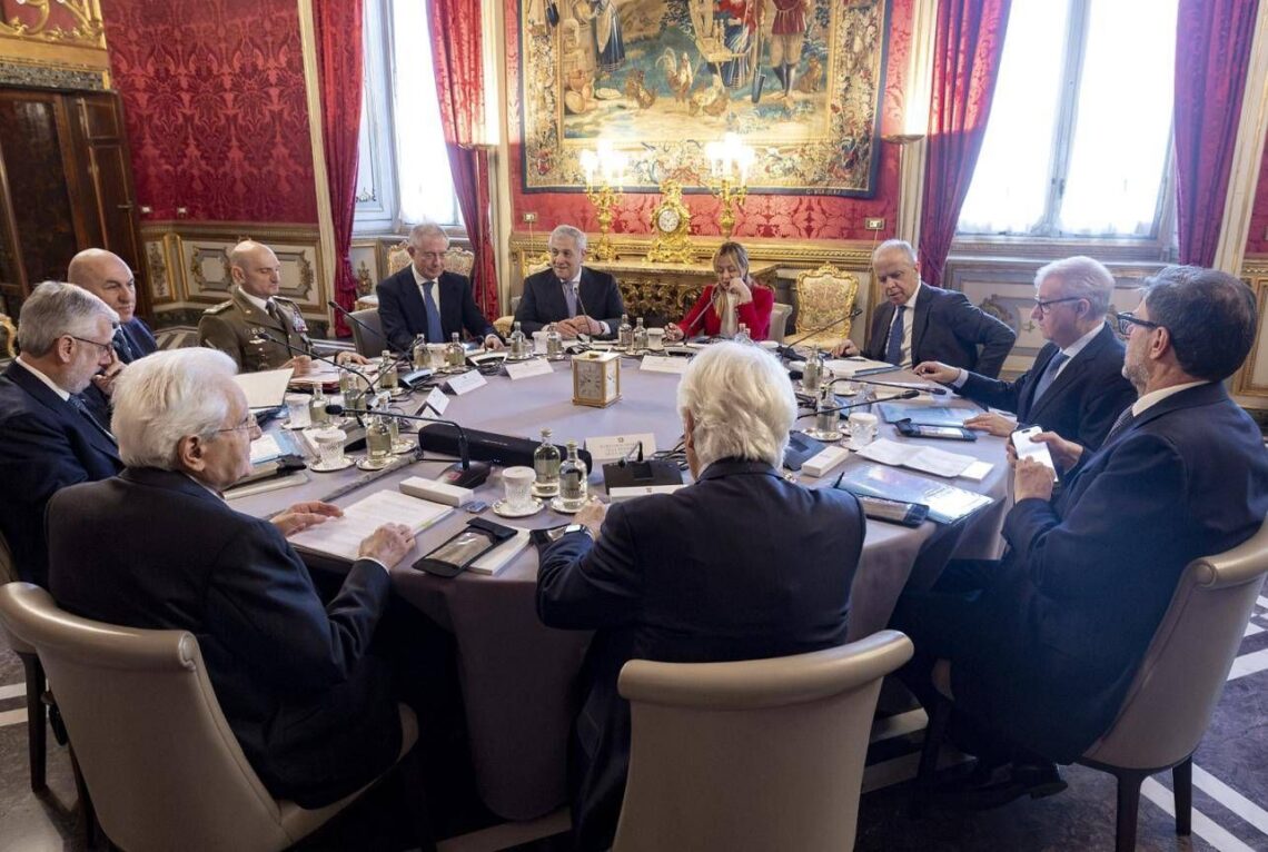 Mattarella, Meloni e le custodie speciali per i telefoni: cosa sono le Faraday Bag