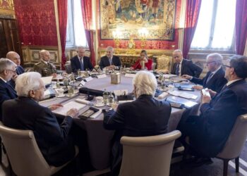 Mattarella, Meloni e le custodie speciali per i telefoni: cosa sono le Faraday Bag