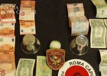 Truffe a turisti e gioco d’azzardo, oltre 20 denunciati nel centro di Roma