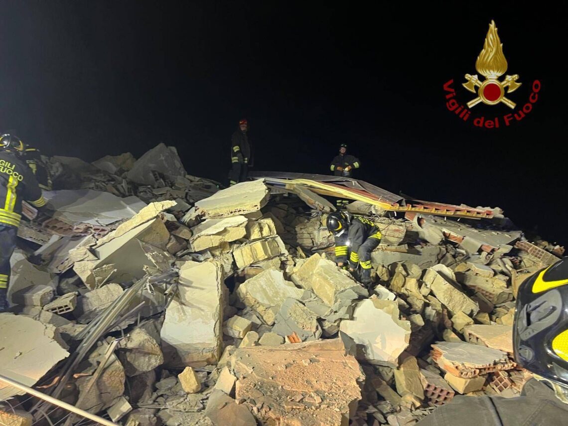 Crolla una palazzina a Licata, si scava sotto le macerie