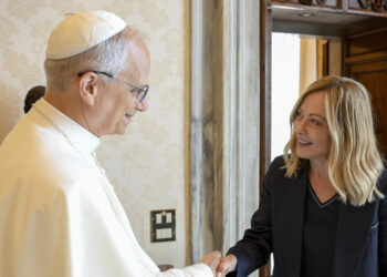 Meloni prima tiepida, poi l’affondo contro Trump sul Papa