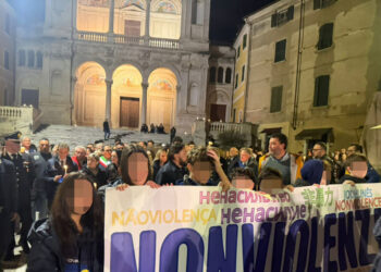 Ucciso davanti al figlio, in migliaia alla fiaccolata a Massa