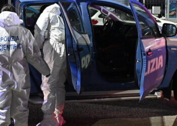 Precipita dalla tromba delle scale in una palazzina, morto 12enne