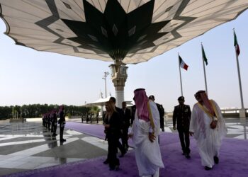 Meloni blinda il governo, poi la missione a sorpresa nel Golfo