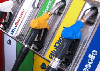 Caro carburante ed energia, Italia tra razionamenti e lockdown: la strategia di Salvini