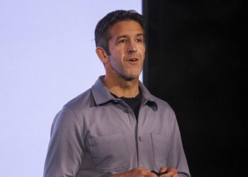 Tim Cook lascia la guida di Apple, John Ternus nuovo ceo