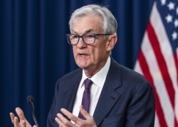 Taglio tassi o rialzo, Fed valuta il doppio scenario per la guerra in Iran