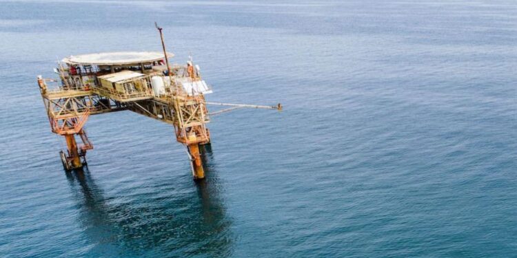 Eni scopre un maxi giacimento in Indonesia, 140 miliardi di metri cubi di gas: cosa cambia