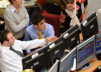 Spread stabile a 88 punti base in apertura, rendimenti al 4,39 ancora in crescita